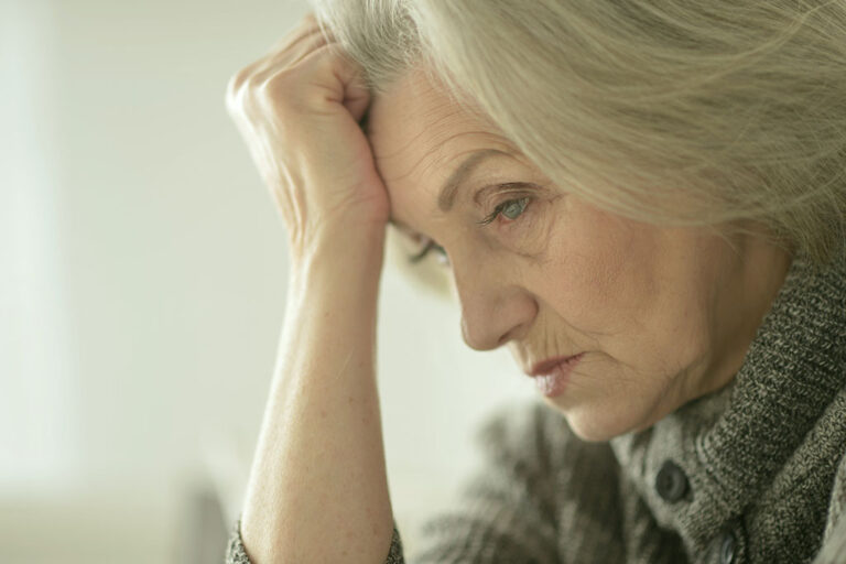 La depresión en la vejez no sólo afecta la salud mental, sino que también puede tener consecuencias físicas, como un debilitamiento del sistema inmunológico.